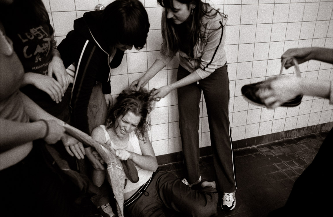 Jugendliche Mädchen streiten – Kreuzweg Weltjugendtag 2005