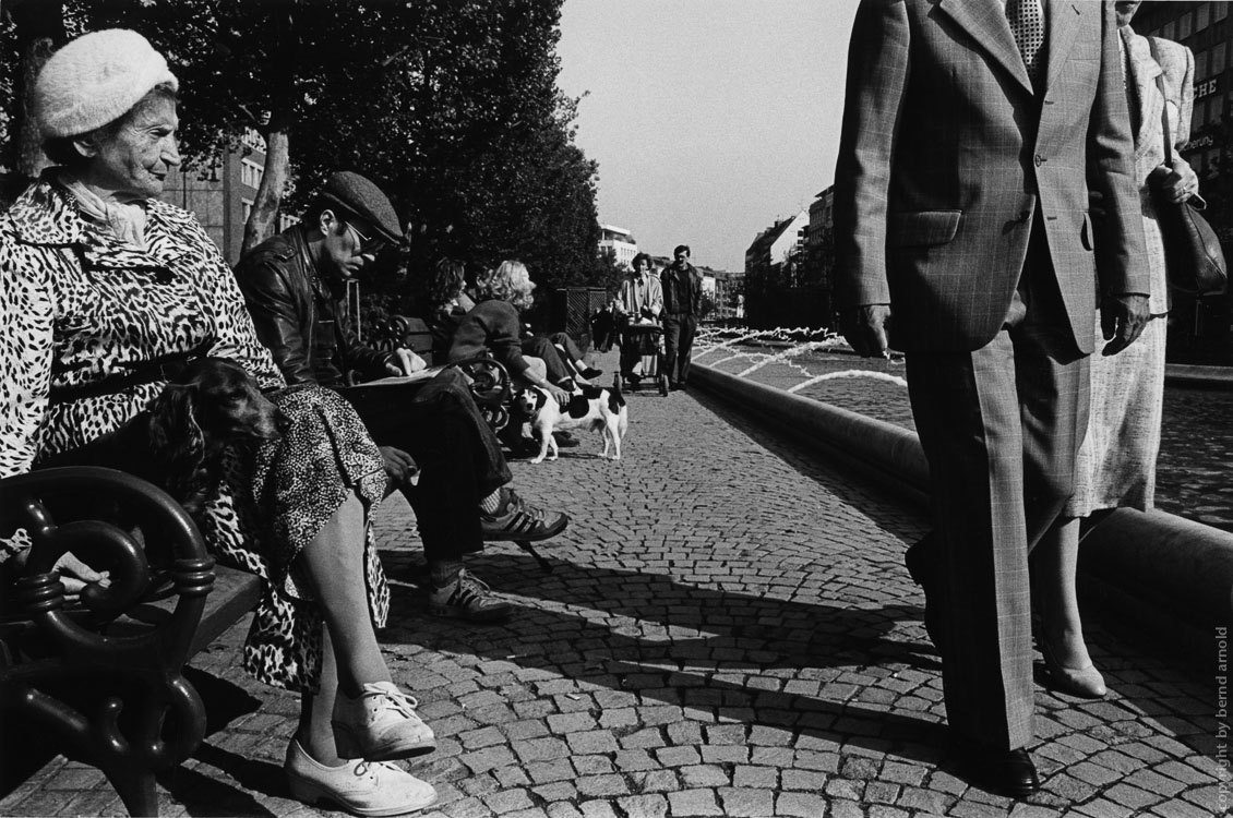 Dokumentarische Fotografie: Neugestaltung der Kölner Ringe 1988 – Dackel mit Dame