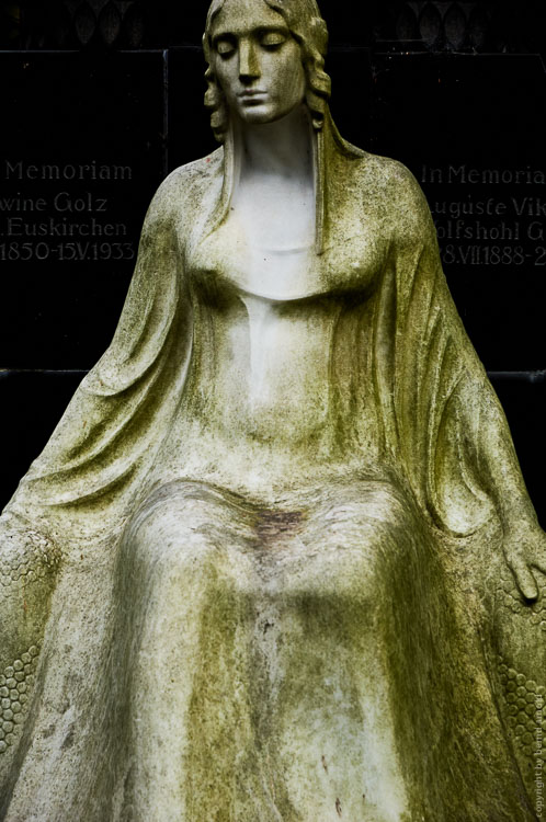 Frau – Grabstätte auf Melatenfriedhof in Köln