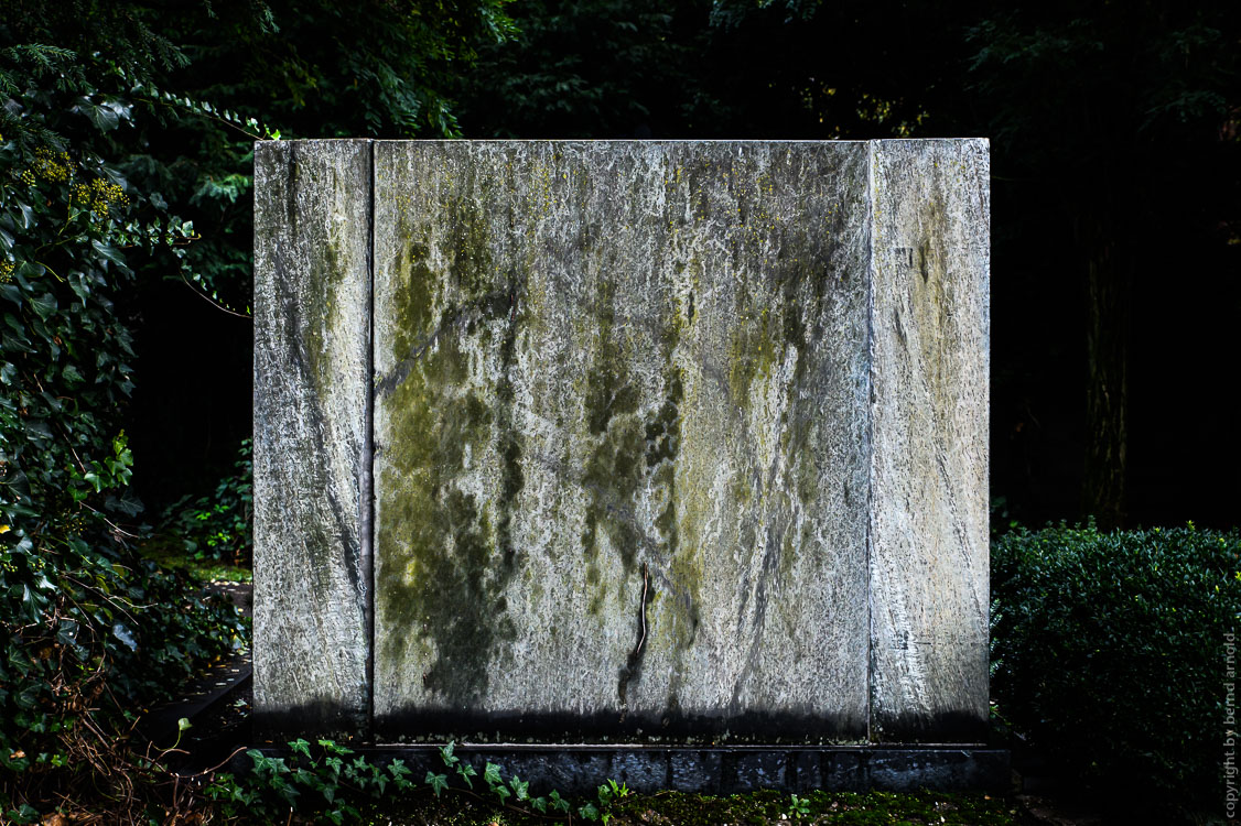Stein – Grabstätte auf Melatenfriedhof in Köln