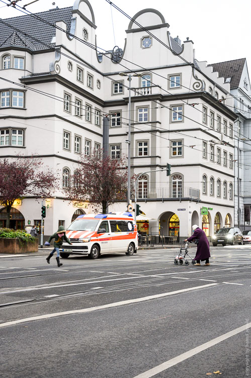 Dichografie oder Fotografie? Strassenszene in Köln, 2021