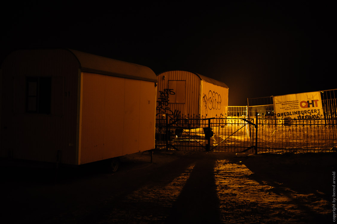 Black East – Bauwagen in der Nacht – Dokumentarfotografie zu Ostdeutschland