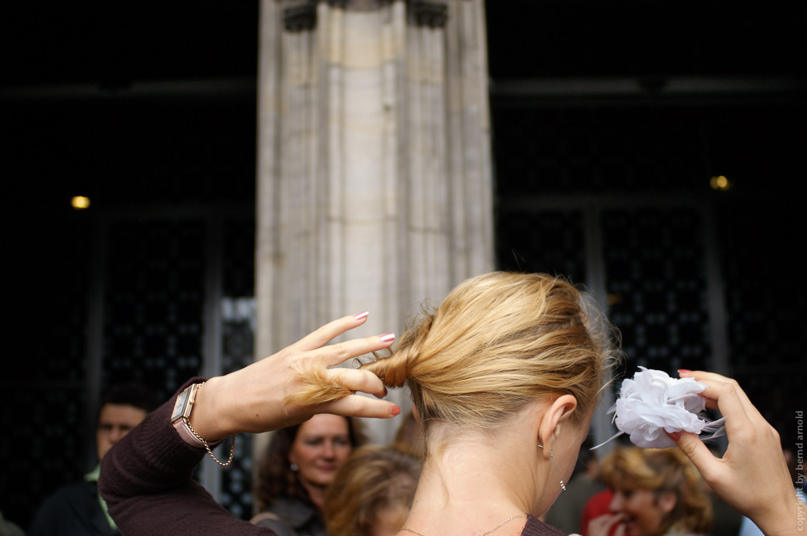 photographs about the West Portals of the Cologne cathedral – entrance with hairdressing woman