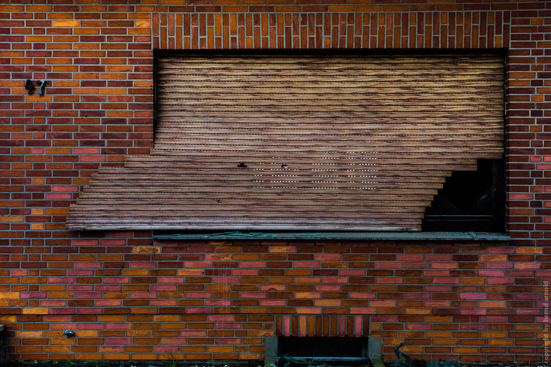 Dokumentarfotografie Wild West – Fensterrolläden Szenerien des Verlassens in Garzweiler