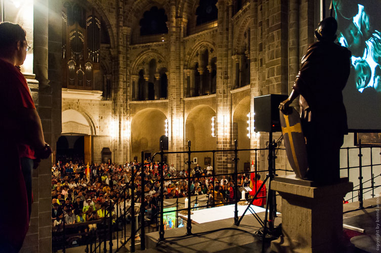 In more than 500 church services, the images were projected in large format simultaneously in front of the pilgrims of the World Youth Day during the liturgy.