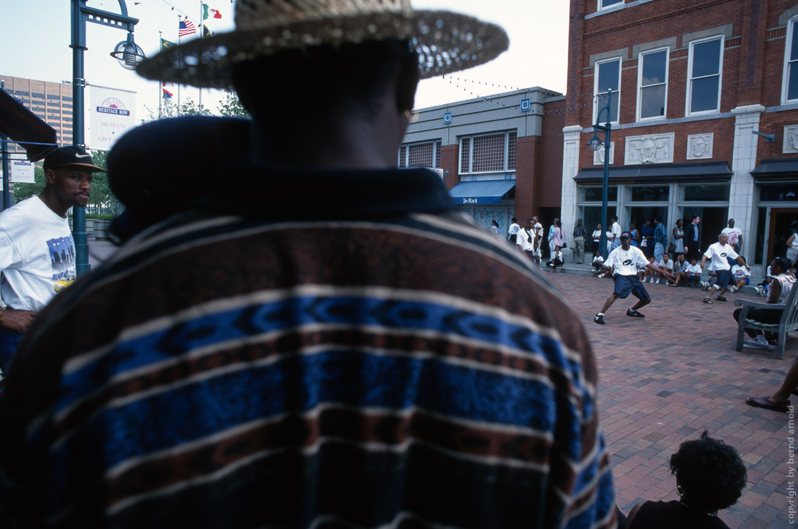 Atlanta streetscene dancer 