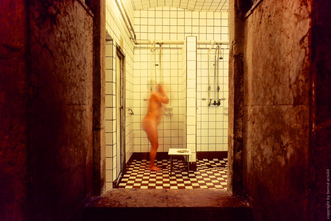 Alter Mann duscht im Kiraly Bad (Fürdo) in Budapest, Ungarn – Kodachrome-Dia