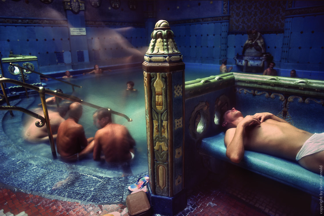 Mann ruht sich im Thermalbad aus – Gellert Bad in Budapest, Ungarn Gellert