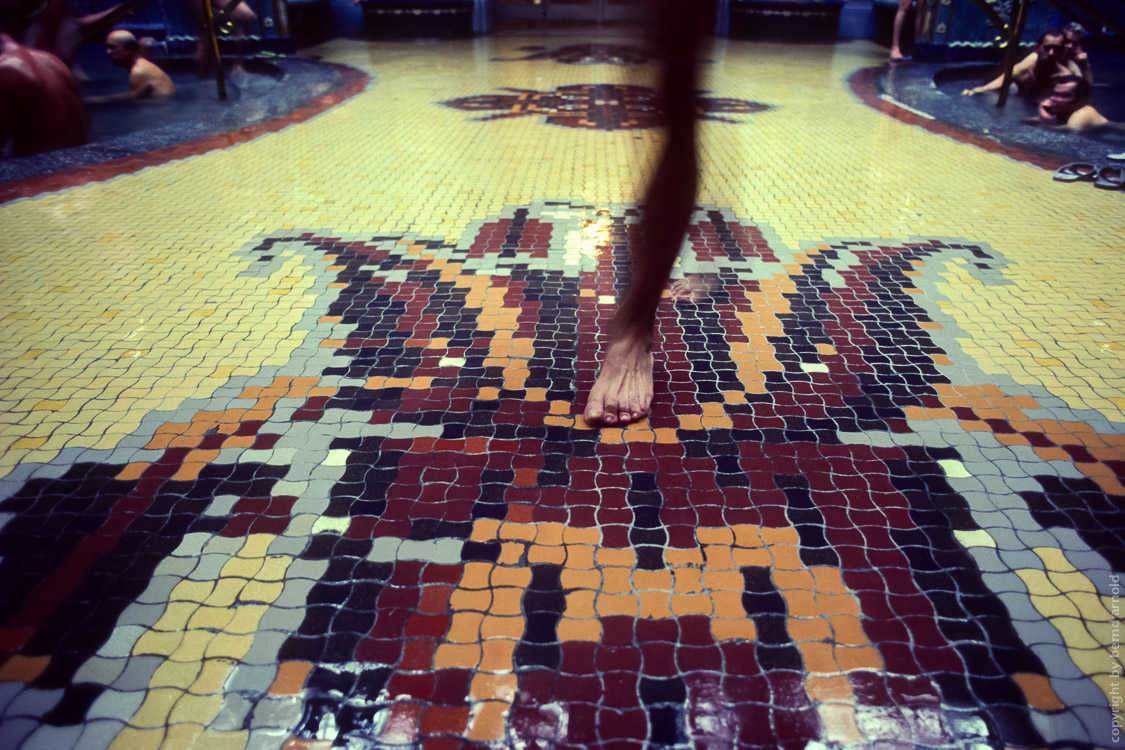 Budapest Gellert Bad Mann mit einem Bein und Fuß auf Mosaik-Kachelboden in Gellert Thermal Bad, Budapest, Ungarn