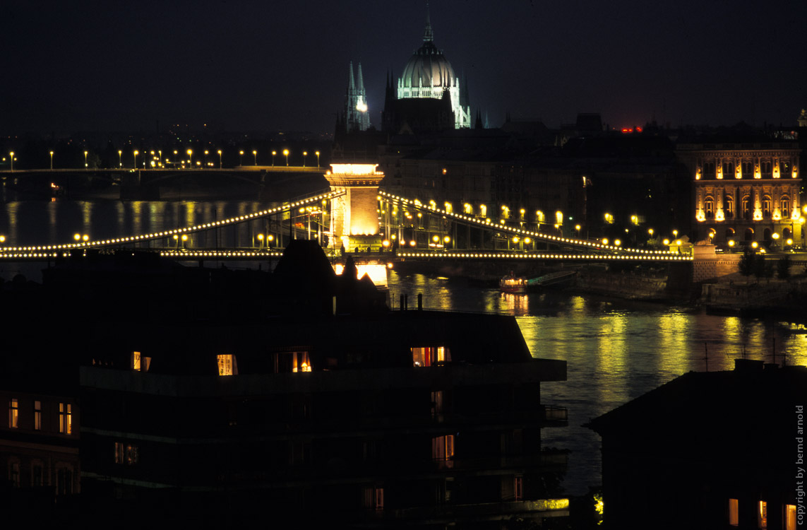 Die Skyline Budapest bei Nacht mit Parlament, Kettenbrücke und Donau 