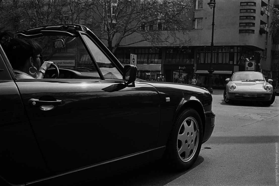 Dokumentarfotografie – Porschefahrer auf Kurfürstendamm in Berlin Stadtportrait