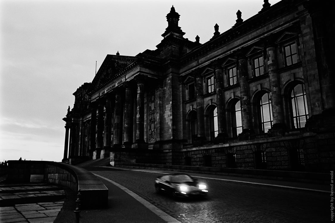 Deutscher Reichstag in Berlin bei Nacht Dokumentarfotografie – Stadtportrait