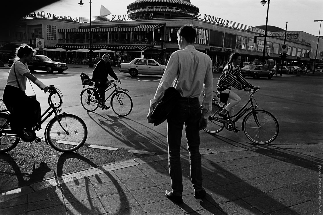 Dokumentarfotografie – Mann wartet mit Aktentasche vor Cafe Kranzler Berlin