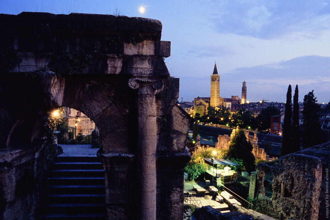 Fotojournalismus – Verona (Veneto, Italien)- Klosterkirche Sant Anastasia und roemische Ruine Teatro Romano