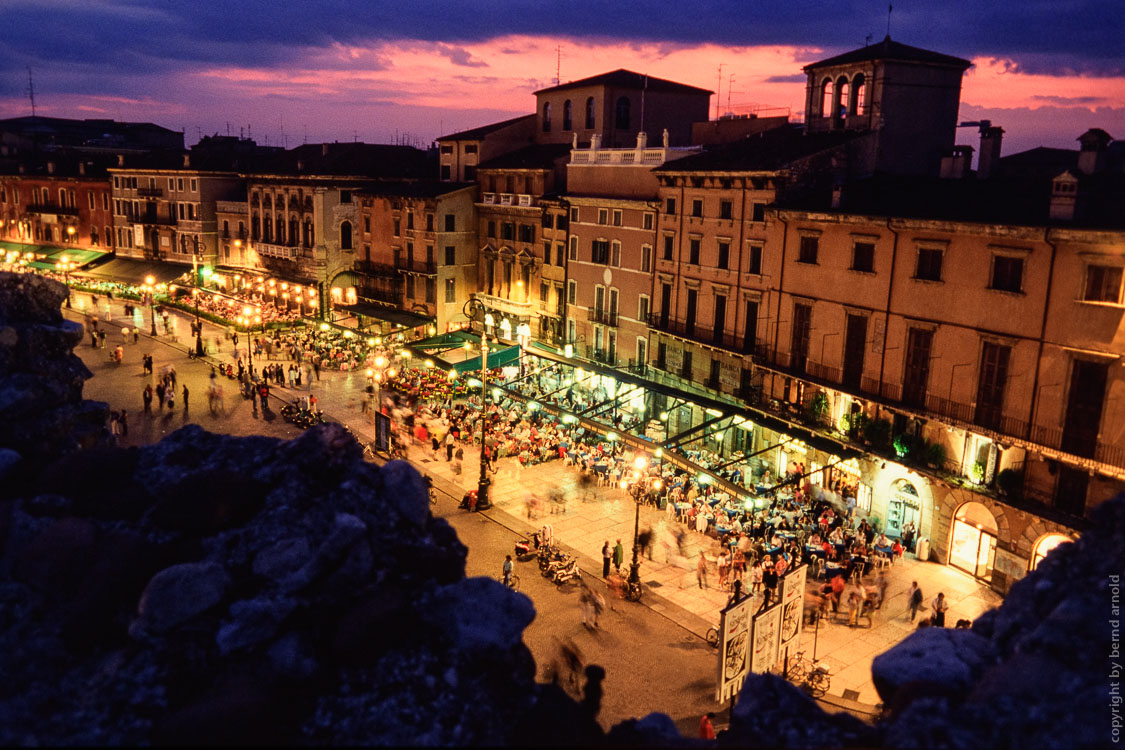 Stadtportrait Verona (Veneto, Italien) – Arena und Piazza Bra