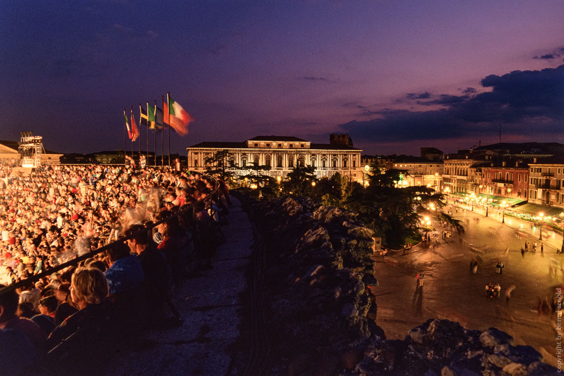 Stadtportrait Verona (Veneto, Italien) – Opernauffuehrung in Arena und Piazza Bra