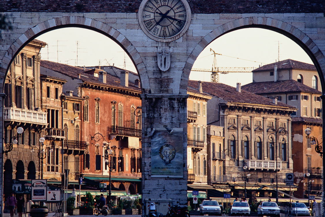 Stadtportrait Verona (Veneto, Italien) – Piazza Bra und Portoni della Bra