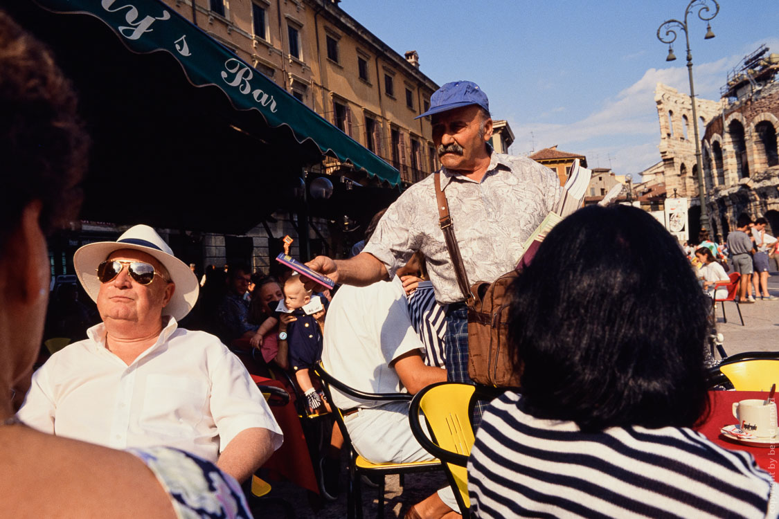 Stadtportrait Verona (Veneto, Italien) – Piazza Bra am Amphitheater 