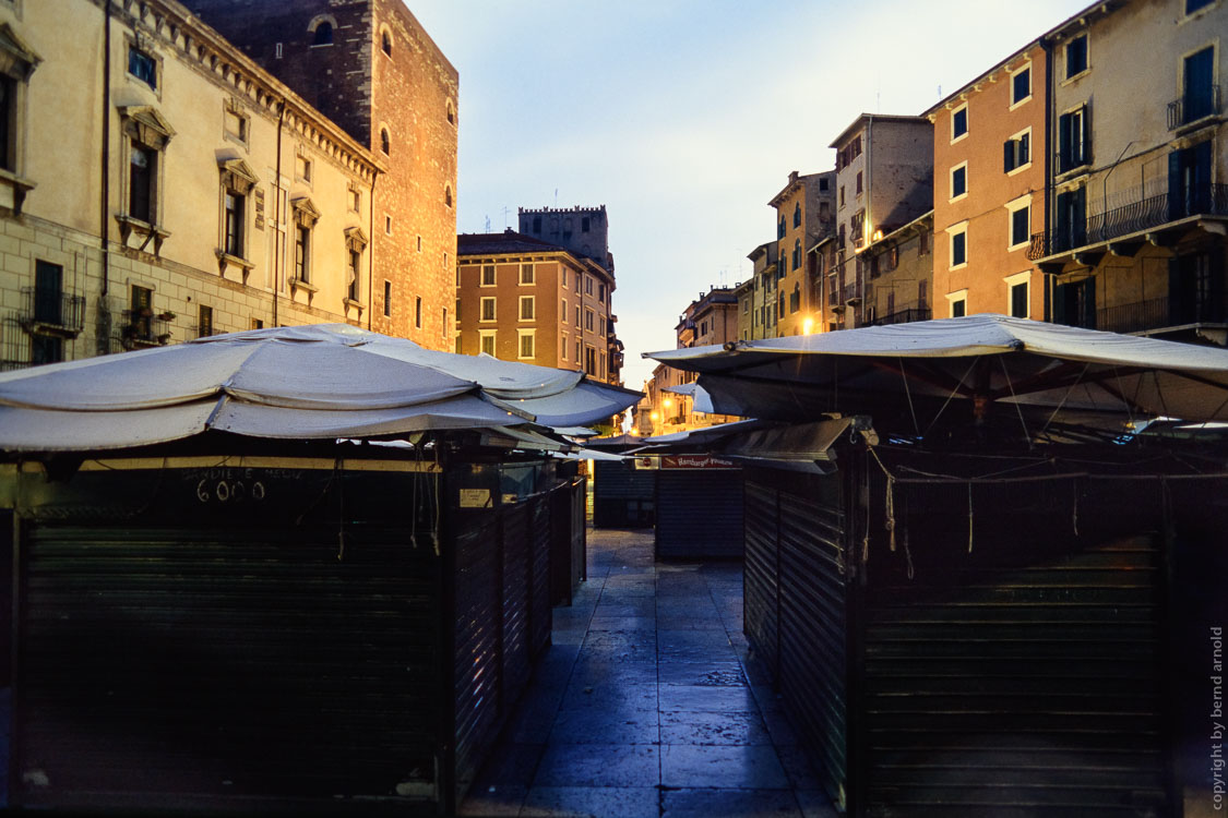 Fotografie Verona (Veneto, Italien) – Piazza delle Erbe – Stadtportrait