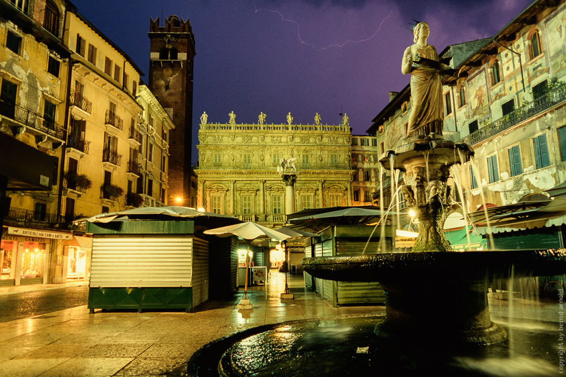 Stadtportrait Verona (Veneto, Italien) – Piazza delle Erbe mit Palazzo Maffei