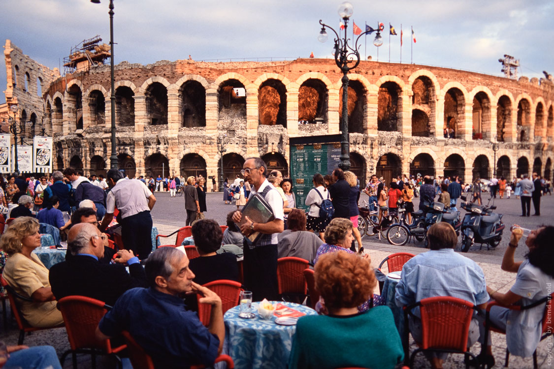 Stadtportrait Verona (Veneto, Italien) – Piazza Bra und Arena