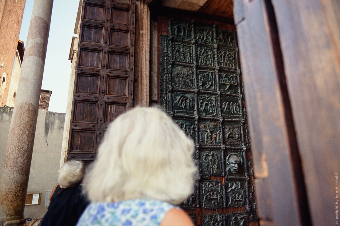 Stadtportrait Verona (Veneto, Italien) – Portal der Kirche San Zeno