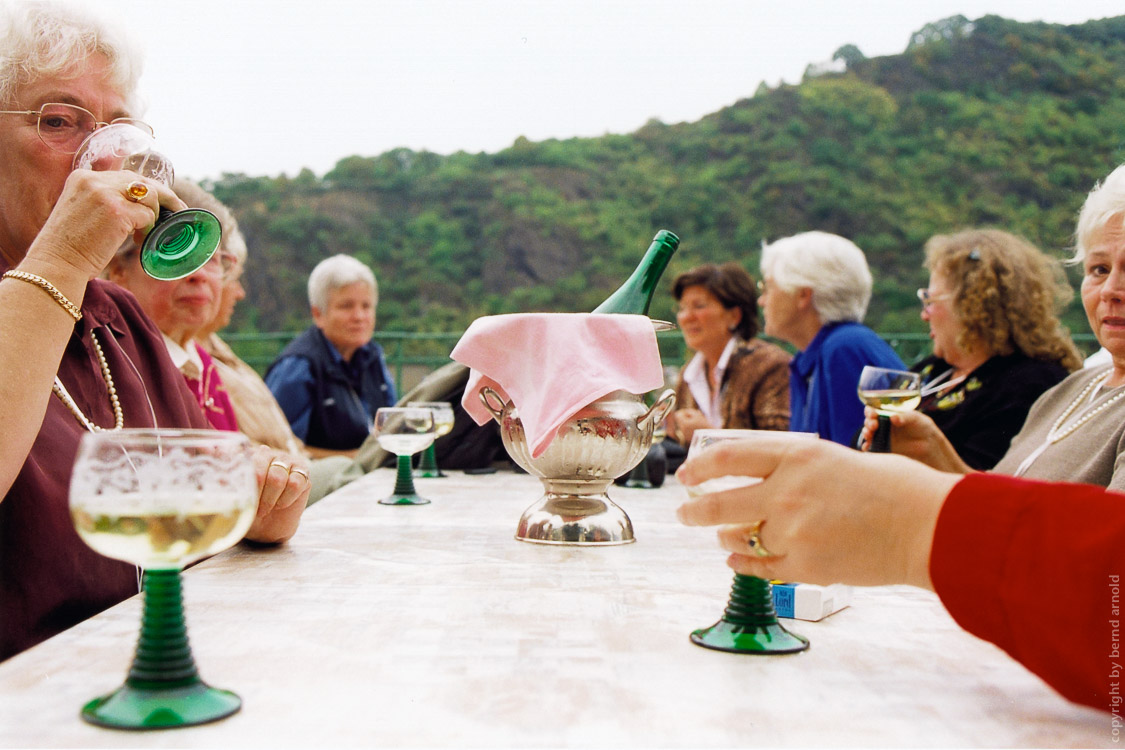 Menschen am Rhein – Damenrunde mit Wein am Rhein bei Boppard