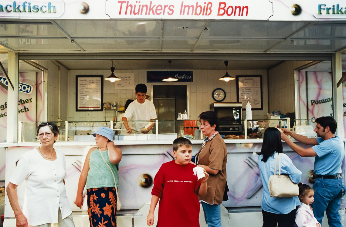 Menschen am Rhein –  Imbissbude Fastfood