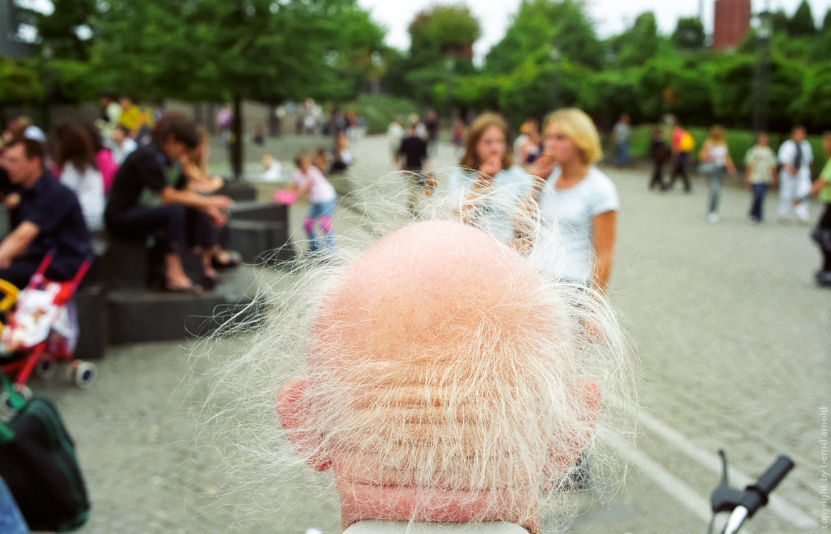 Dokumentarfotografie, Alter weißhaariger Mann auf der Altstadt Rheinpromenade in Köln