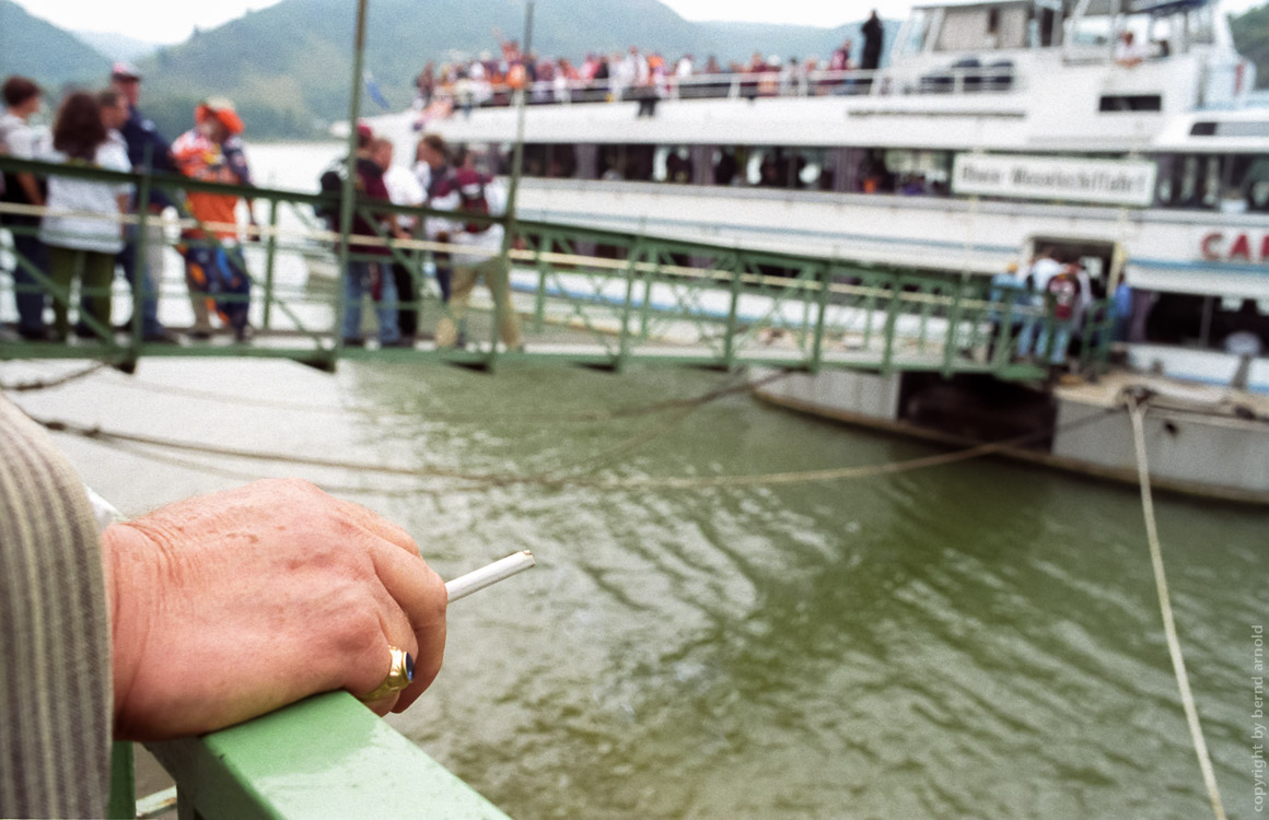 Raucher mit Zigarette in der Hand an der Rheinpromenade bei Boppard