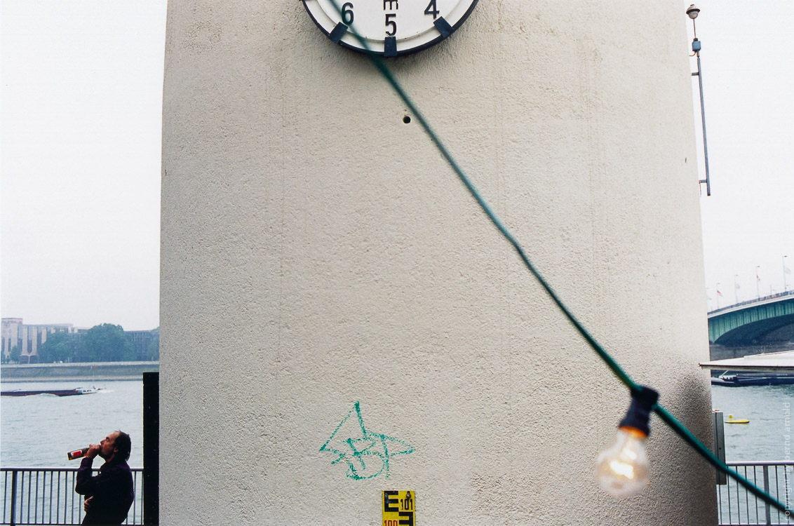 Menschen am Rhein – Rheinpegel in Köln