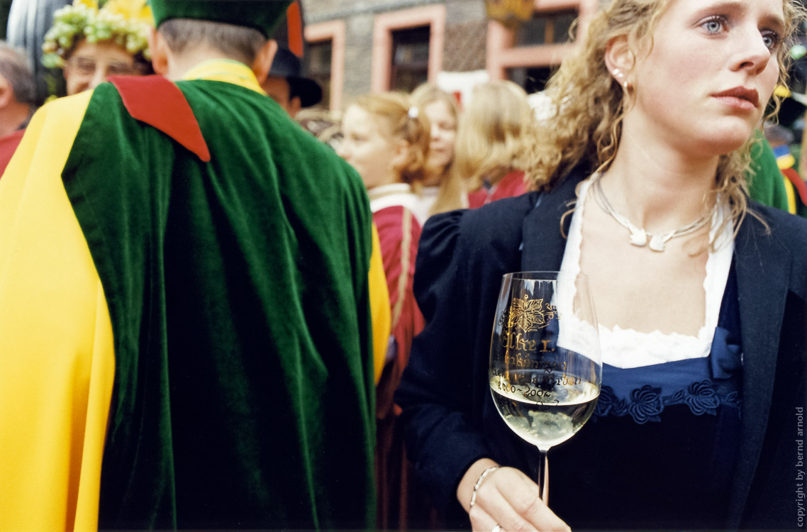 Menschen am Rhein – Weinkönigin bei einem Weinfest am Rhein