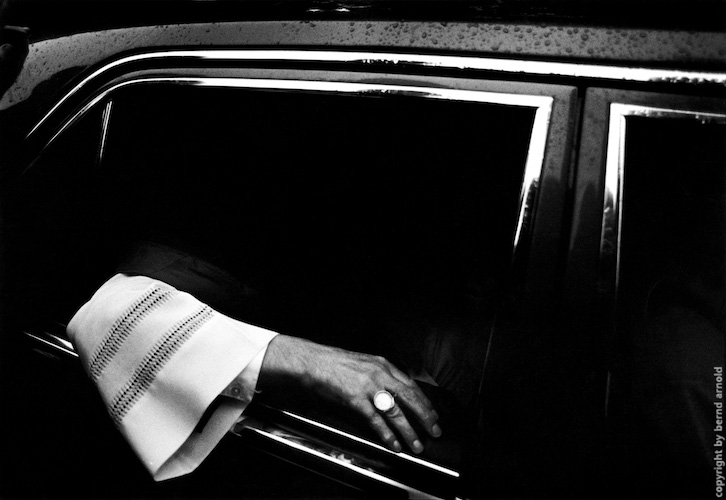 Fotografie Kardinal mit Bischofsring in seinem Dienstwagen
