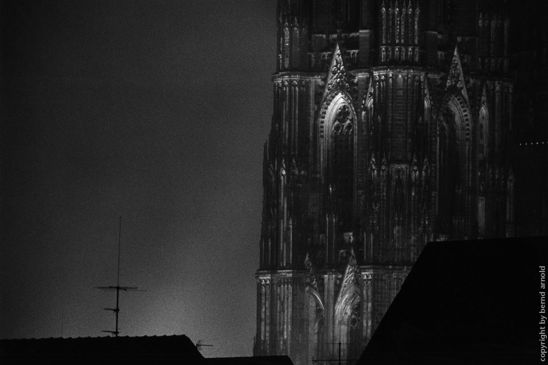 Fotografie – Kölner Dom bei Nacht mit Dachantenne