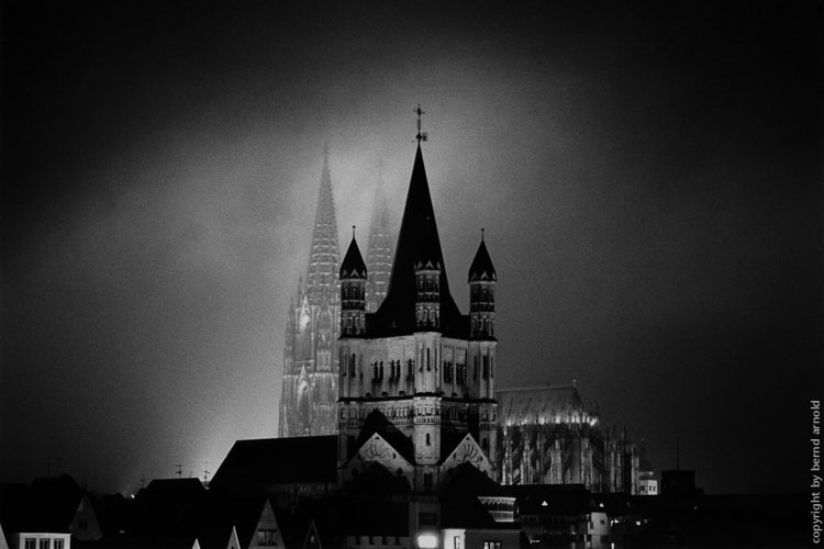Vintage Print – Gotische Kathedrale Kölner Dom und romanische Kirche Sankt Martin bei Nacht
