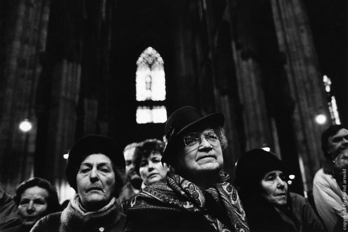 Fotografie – Gläubige Frauen im Kölner Dom