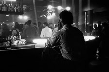 Mann an Bar sitzend - Nacht im Milieu