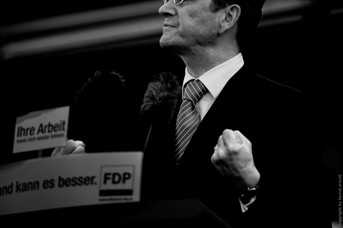 Guido Westerwelle FDP ballt Faust 2009 - Wahlkampfrituale