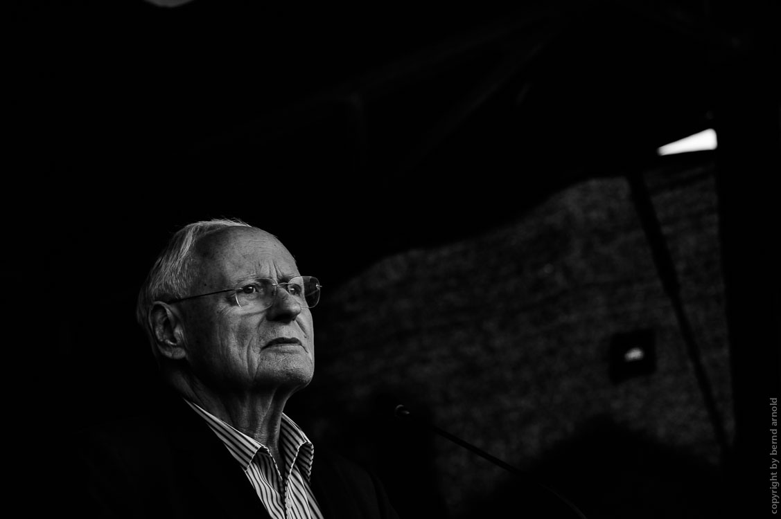 Fotografie Portrait Oskar Lafontaine auf Kundgebung in Oldenburg, 2021 - Wahl Kampf Ritual