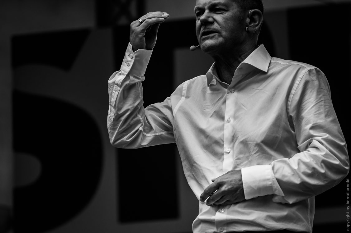 The future Federal Chancellor Olaf Scholz at the Heumarkt in Cologne, 2021, Documentary photography - rituals of election campaigns