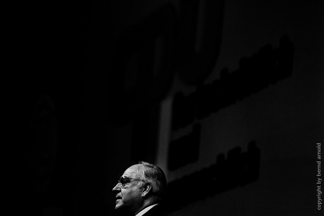 Bundestagswahlkampf und Kritischer Dokumentarismus Helmut Kohl bei einer Wahlkundgebung der CDU 1986 – Wahlkampfrituale