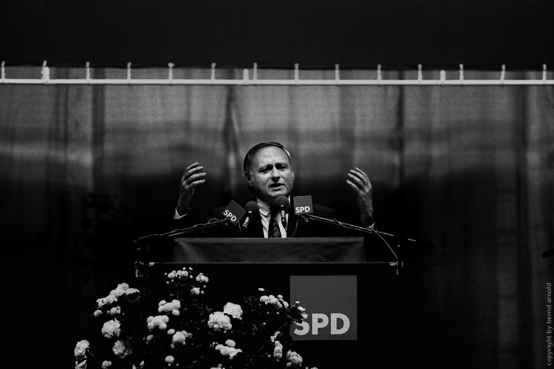 Photograph of Oskar Lafontaine at rituals of election campaigns, 1990