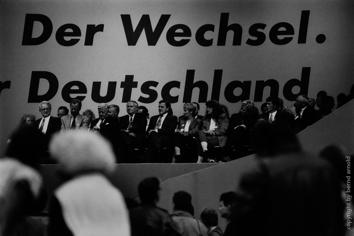 Dokumentarfotografie Wahlkampfrituale – Die SPD Elite auf erhöhtem Podest 1994 – Fotojournalismus