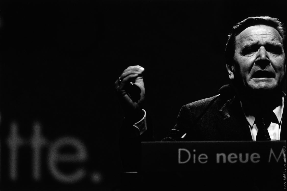 Dokumentarfotografie und Fotojournalismus – Inszenierung und Wahlkampfrituale im Bundestagswahlkampf – Portrait Gerhard Schröder 1998 Fotografien – Wahlkampfkundgebung Gerhard Schröder SPD 1998 – Die neue Mitte