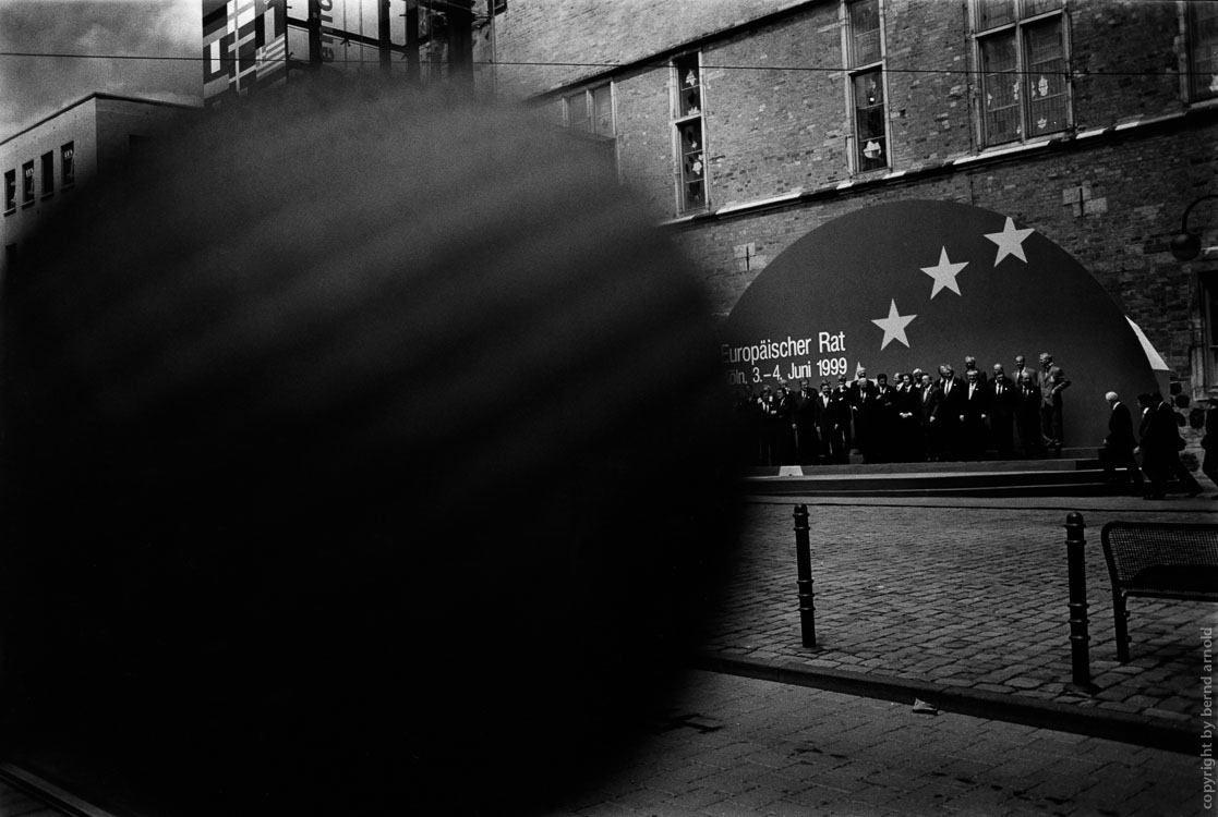 Photography of the economic summits in Cologne, Germany, 1999 rituals of economic summits family group – photography and photojournalism