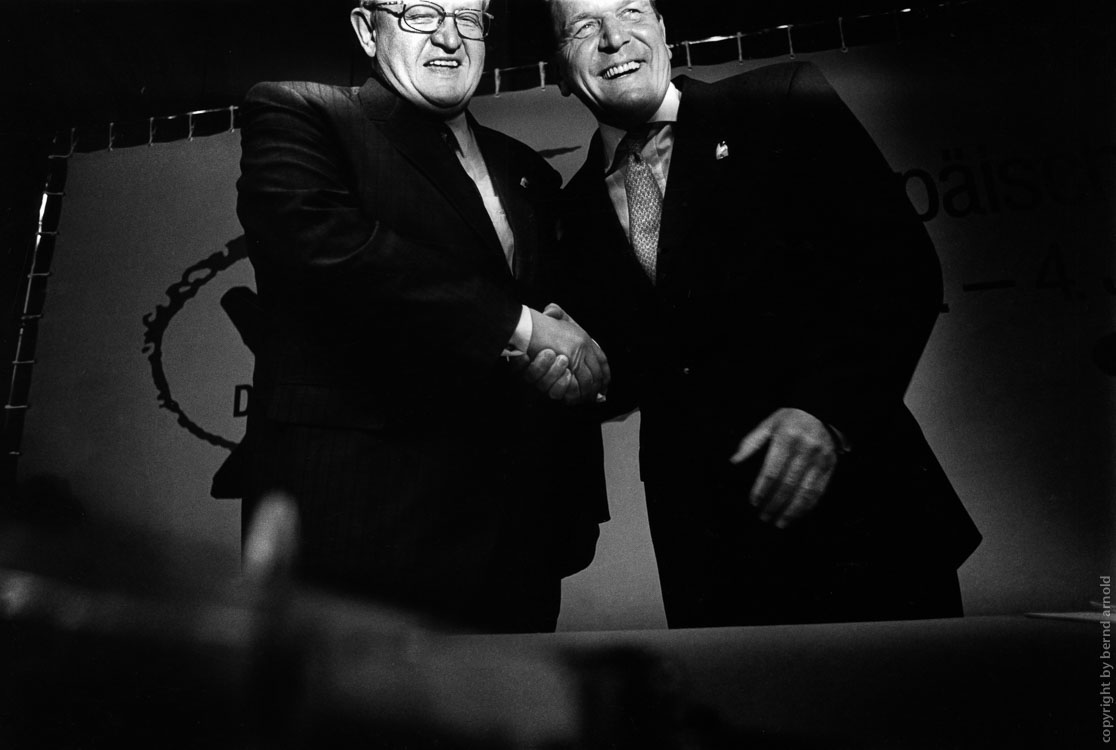 Fotografie der Wirtschaftsgipfel in Köln Gerhard Schroeder und Martti Oiva Ahtisaari beim EU Gipfel in Köln 1999 – Fotografie, Fotojournalismus
