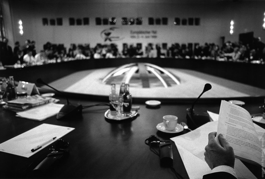 Fotografie der Wirtschaftsgipfel in Köln Konferenztisch der Wirtschaftsgipfel – Fotografie, Fotojournalismus