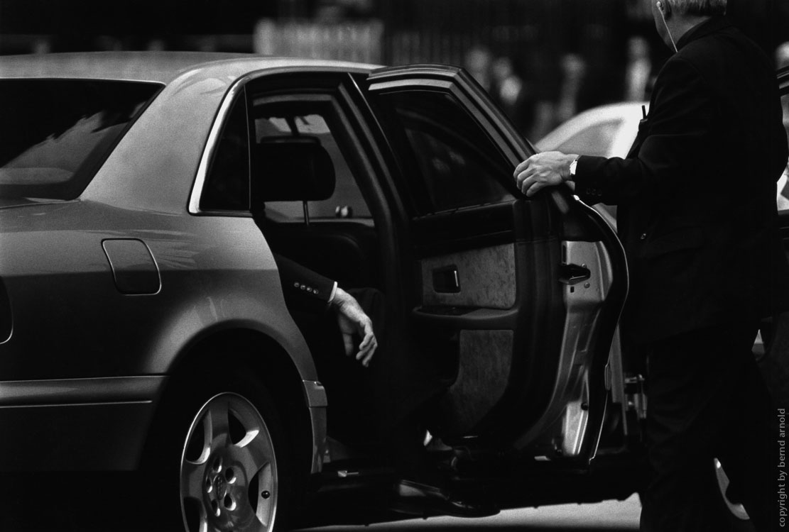 Fotografie der Wirtschaftsgipfel in Kölnl Jacques Chirac steigt aus seinem Dienstwagen – Wirtschaftsgipfe – Fotografie, Fotojournalismus
