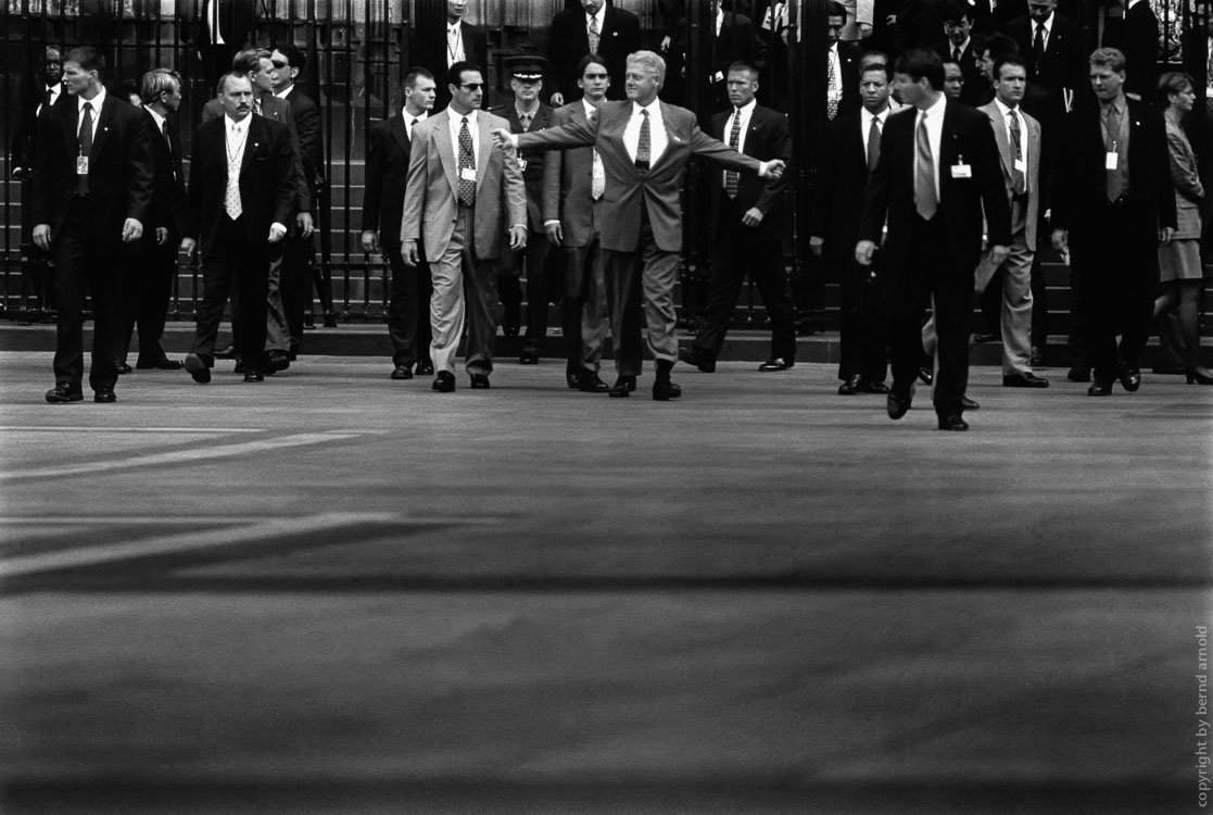 Bill Clinton vor dem Kölner Dom während der Wirtschaftsgipfel - Fotografie, Fotojournalismus
