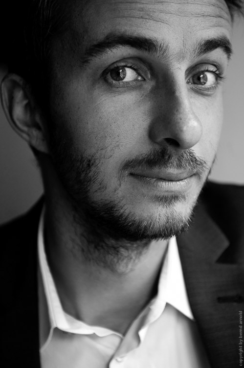 Jan Böhmermann, Moderator, Portrait mit neugierigem Blick – Portraitfotografie